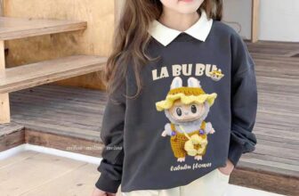 [🆕🇻🇳]  Tiệm cô Kul by Dinh Thuong luôn mang tới những sản phẩm chất lượng, đẹp mắt, theo trend 🧑‍🧒❤️️👶⭐️ [HÀNG MỚI VỀ]
Set new xinh iu quá!
Áo nỉ da cá mềm mỏng phối cùng chân váy túi hộp kèm quần bé thoải mái vận động. Hoạ tiết La bubu đang hot hit. Tông mà , shares-0✔️ , likes-1❤️️ , date-2024-09-18 20:31:31🇻🇳🇻🇳🇻🇳📰🆕