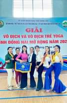 Có thể là hình ảnh về 6 người và văn bản