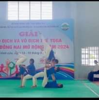 Có thể là hình ảnh về 4 người, đang trình diễn võ thuật, mọi người đang tập yoga và văn bản