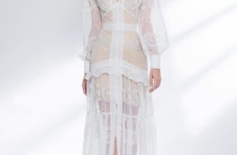 [???] Cao by ChauDang  ? Top1Fashion ?  “Chiếc váy phải tôn vinh dáng người phụ nữ, không phải cơ thể phụ nữ phải điều chỉnh theo chiếc váy.” — Hubert de Givenchy
, shares-13✔️ , likes-237❤️️ , date-2024-09-17 18:15:39????????