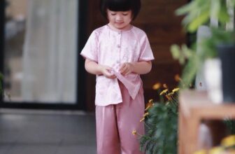 [???] Yi Closet Bán nét hồn nhiên, tặng kèm trang phục ?‍?❤️️?⭐️ Bé mặc bà ba có thấy khó chịu không?
Dạ không ạ. Vì rất nhiều khách của Yi Closet mua bà ba cho bé mặc trung thu đã quay lại mua thêm nhiều bộ nữa.
Bà ba  , shares-0✔️ , likes-10❤️️ , date-2024-09-20 19:50:55????????