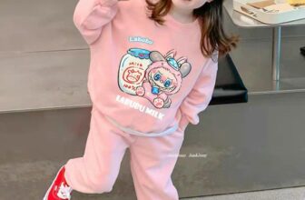 [🆕🇻🇳]  Tiệm cô Kul by Dinh Thuong luôn mang tới những sản phẩm chất lượng, đẹp mắt, theo trend 🧑‍🧒❤️️👶⭐️ [HÀNG MỚI VỀ]
Labubu xinh yêu quâ. Tông hồng phấn ngọt xỉu. Full set nỉ da cá ấm áp.
Size: 2-3y 3-4y 4-5y 5-6y 6-7y 7-8y 8-9y 9-10y 10-11y 11-12y
, shares-0✔️ , likes-2❤️️ , date-2024-09-26 08:27:57🇻🇳🇻🇳🇻🇳📰🆕