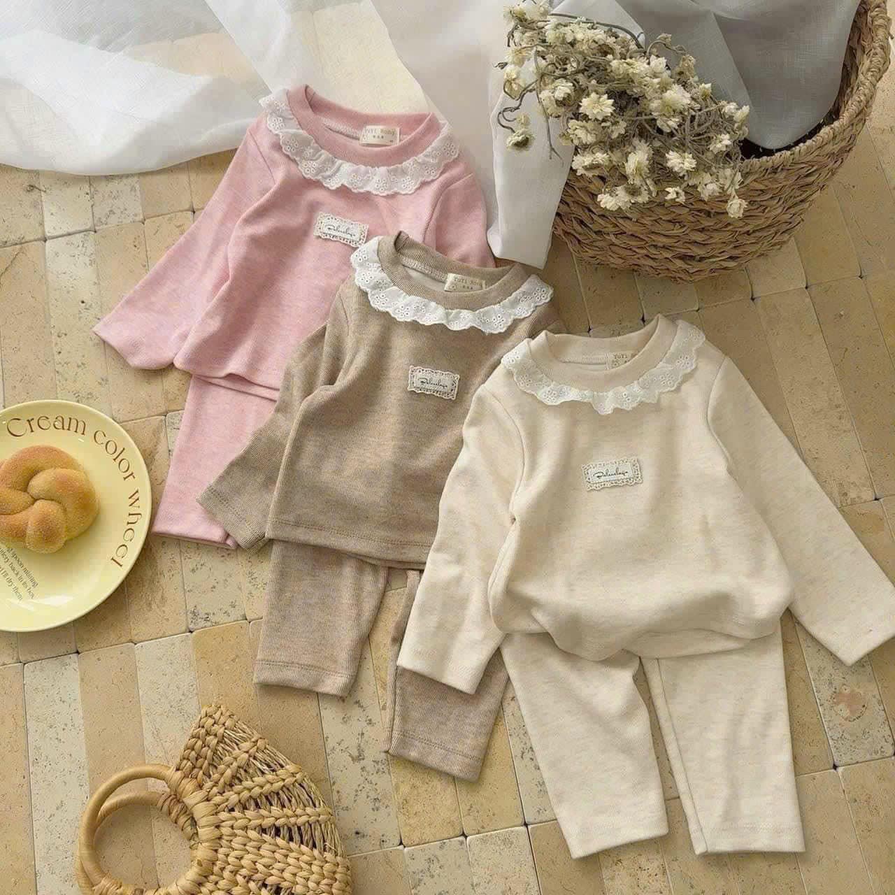 [🆕🇻🇳]  XOÀI BABY – Chuyên quần áo trẻ em Quảng Châu 🧑‍🧒❤️️👶⭐️ Set dài tay lông thỏ thik hợp mặc trời se se lạnh. Siêu cưng.
– #99K/bộ – #89K/bộ khi mua 2
– 3 màu: kem-nâu-hồng
Bảng size tham khảo:
Size 1: 8- , shares-0✔️ , likes-6❤️️ , date-2024-10-07 16:27:09🇻🇳🇻🇳🇻🇳📰🆕