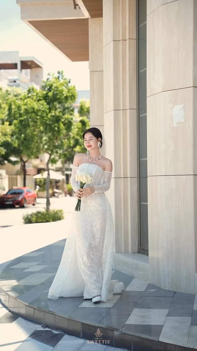 [🆕🇻🇳] Xưởng Váy Sweetie 🤵🏻 Top1Wedding 👰🏻  Váy cưới dáng suông (Sheath hay Column) là sự lựa chọn lý tưởng cho những cô dâu có vóc dáng mảnh mai, nhỏ nhắn. Tuy có nhiều đặc điểm giống với váy cưới đ , shares-0✔️ , likes-0❤️️ , date-2024-11-10 22:38:19🇻🇳🇻🇳🇻🇳📰🆕