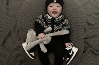 [???]  Miu House  (Quần áo trẻ em)  ?‍?❤️️?⭐️ Xúc xắccc lunnnn..
Quá sanggg điii akkk
Chất len dày dặn đẹp xỉu
Tone đen trắng mãi đỉnh Size 66/73/80/90
Hàng order 10-14 ngày ạ
#235k
, shares-0✔️ , likes-1❤️️ , date-2024-10-16 23:36:31????????