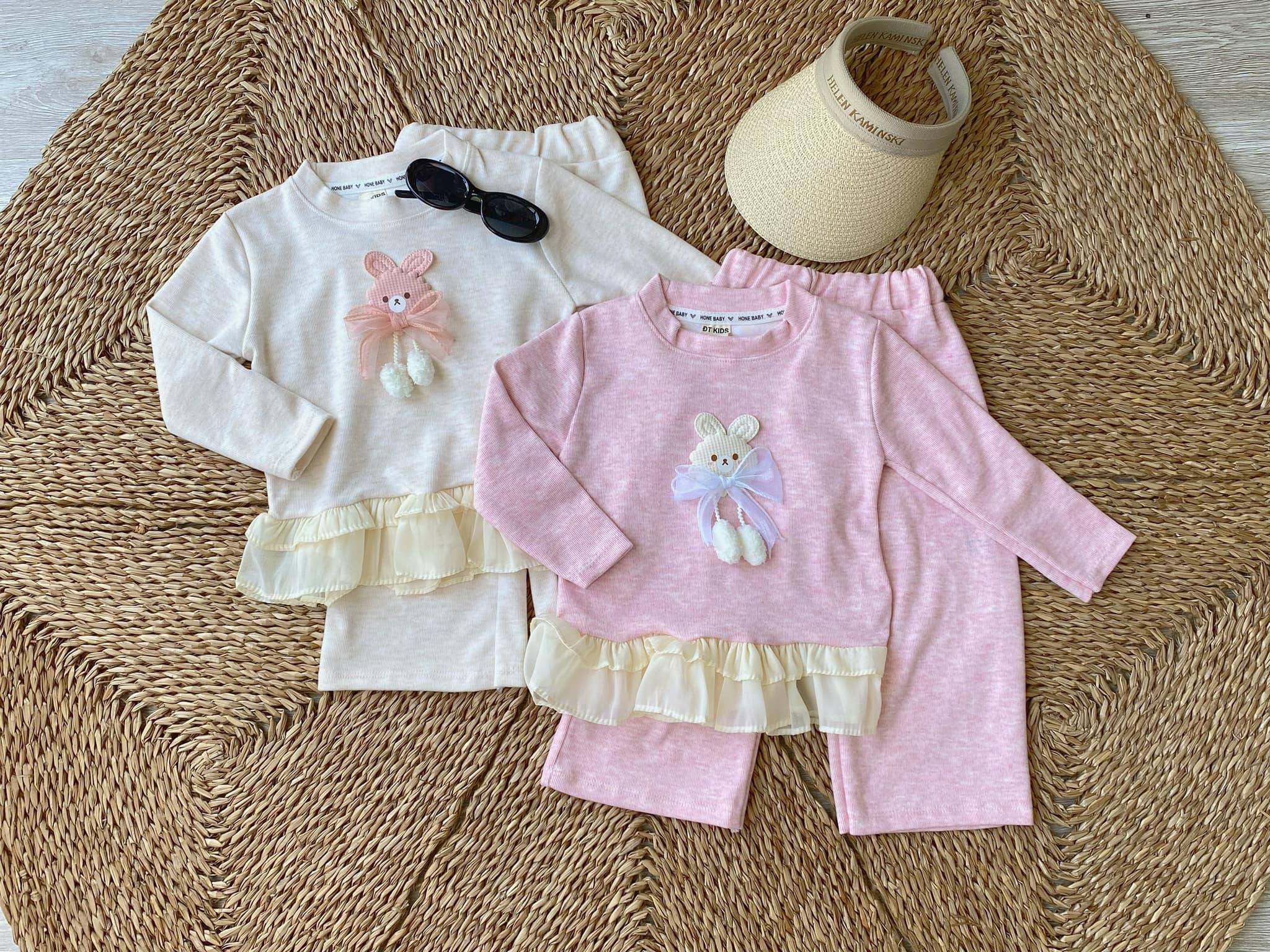 [🆕🇻🇳]  XOÀI BABY – Chuyên quần áo trẻ em Quảng Châu 🧑‍🧒❤️️👶⭐️ Set lông thỏ dài tay. #109K/bộ
2 màu: kem-hồng
Size: 8-20kg
, shares-0✔️ , likes-7❤️️ , date-2024-10-15 16:27:18🇻🇳🇻🇳🇻🇳📰🆕