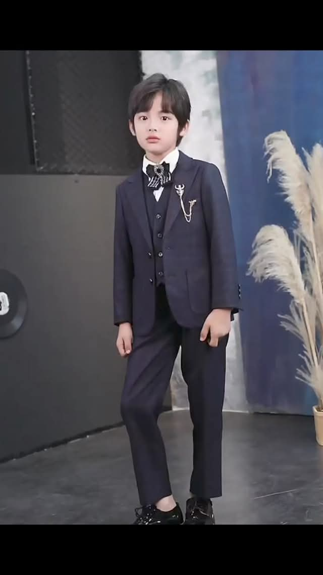 [🆕🇻🇳]  MMKID aims to bring kids the most high fashionable and high quality party design 🧑‍🧒❤️️👶⭐️ Suits Set for Kids Boy’s 
 Set 5 pieces: Jacket, waistcoat, Trousers, Shirts and Textiles. Outfit for any occasions: Wedding, Event, Birthdays…
 Availabl , shares-0✔️ , likes-0❤️️ , date-2024-10-15 02:21:08🇻🇳🇻🇳🇻🇳📰🆕