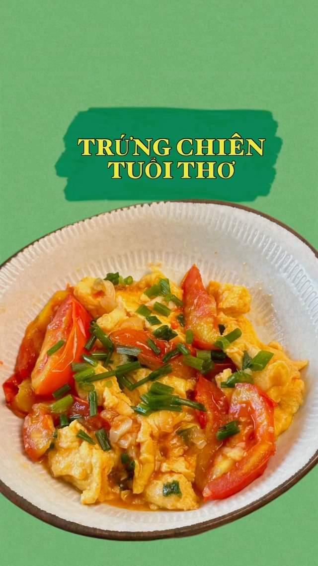 Nếu đã chán món trứng chiên thông thường thì hôm nay hãy thử làm món trứng chiên cà chua này nhé. Trứng chiên mềm, đậm vị quyện cùng một chút chua nhẹ của