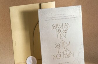 [???]  Thiệp cưới Flowee – ước mơ về những tấm thiệp nhỏ xinh, tinh tế, được chăm chút từng chi tiết  ?‍?❤️️?⭐️ “𝗦𝗲𝗮𝘀𝗶𝗱𝗲 𝗦𝗲𝗿𝗲𝗻𝗮𝗱𝗲” – 𝗕𝗮̉𝗻 𝘁𝗶̀𝗻𝗵 𝗰𝗮 𝗯𝗲̂𝗻 𝗯𝗶𝗲̂̉𝗻
Sở hữu những đường line art thúc nổi gợi tả sóng biển lặn ngụp trong từng thớ giấy, set thiệp sử dụng chất l , shares-1✔️ , likes-8❤️️ , date-2024-10-26 04:15:04????????