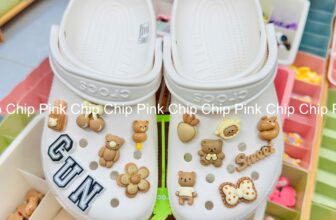 [🆕🇻🇳]  Chip Chip Pink-Chuyên sỉ và lẻ các loại “cờ rốc” và Jibbitz/ Sticker! 🧑‍🧒❤️️👶⭐️ 𝑀𝑒̣ 𝑚𝑢𝑎 𝑐ℎ𝑜 𝑒𝑚 ℎ𝑒𝑜 đ𝑎̂́𝑡.
𝑇𝑖𝑒̂̀𝑛 𝑒𝑚 đ𝑒𝑚 𝑐𝑎̂́𝑡 𝑠𝑎𝑢 𝑛𝑎̀𝑦 𝑔ℎ𝑒́ 𝐶ℎ𝑖𝑝.
———————–
Chip Chip Pink
#chipchippink
#charm #jibbizt  , shares-0✔️ , likes-3❤️️ , date-2024-10-23 03:10:11🇻🇳🇻🇳🇻🇳📰🆕