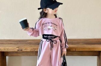 [🆕🇻🇳] NHI CHAN  (Kid Clothings) – Chuyên quần áo bé gái Quảng Châu cao cấp 🧑‍🧒❤️️👶⭐️ Set nỉ đậm chất thu đông với tone màu tím, hồng cho bé gái. Áo nỉ crotop mix cùng quần suông kèm áo ba lỗ tạo nên sự nổi bật và phong cách riêng cho bé. Ch , shares-0✔️ , likes-2❤️️ , date-2024-10-28 02:14:17🇻🇳🇻🇳🇻🇳📰🆕