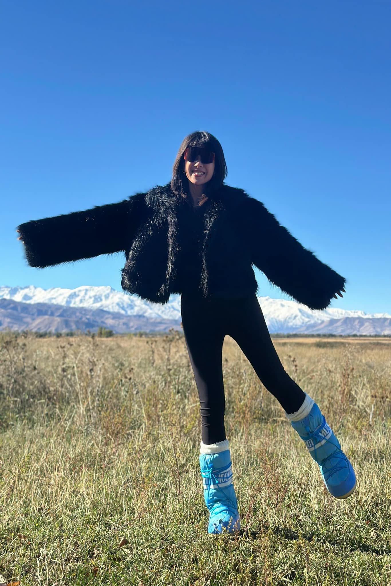 [???] Reina – Thiết kế & Thời trang  ? Top1Fashion ?  Ms. Ha Lyna in REINA𝐍𝐢𝐜𝐨𝐥𝐞 𝐅𝐚𝐮𝐱 𝐅𝐮𝐫 𝐂𝐨𝐚𝐭 sẽ không chỉ giúp quý cô REINA giữ ấm cơ thể, mà còn là một dấu ấn thời trang nổi bật, khiến outfit thêm ấn tượn , shares-9✔️ , likes-92❤️️ , date-2024-10-27 15:45:05????????