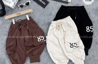 [🆕🇻🇳]  CHUNKids.vn – (Chun Kids )-Cửa hàng quần áo sơ sinh & trẻ em 🧑‍🧒❤️️👶⭐️ Em về được mẫu Jogger túi hộp ưng quá đi ạ
Size nhí 10->18kg
Chú ý dòng quần chất nỉ Hàn không lót lông đâu ạ Chấm (•) inbox để mẹ Chun tư vấn chi  , shares-0✔️ , likes-50❤️️ , date-2024-11-20 16:24:39🇻🇳🇻🇳🇻🇳📰🆕