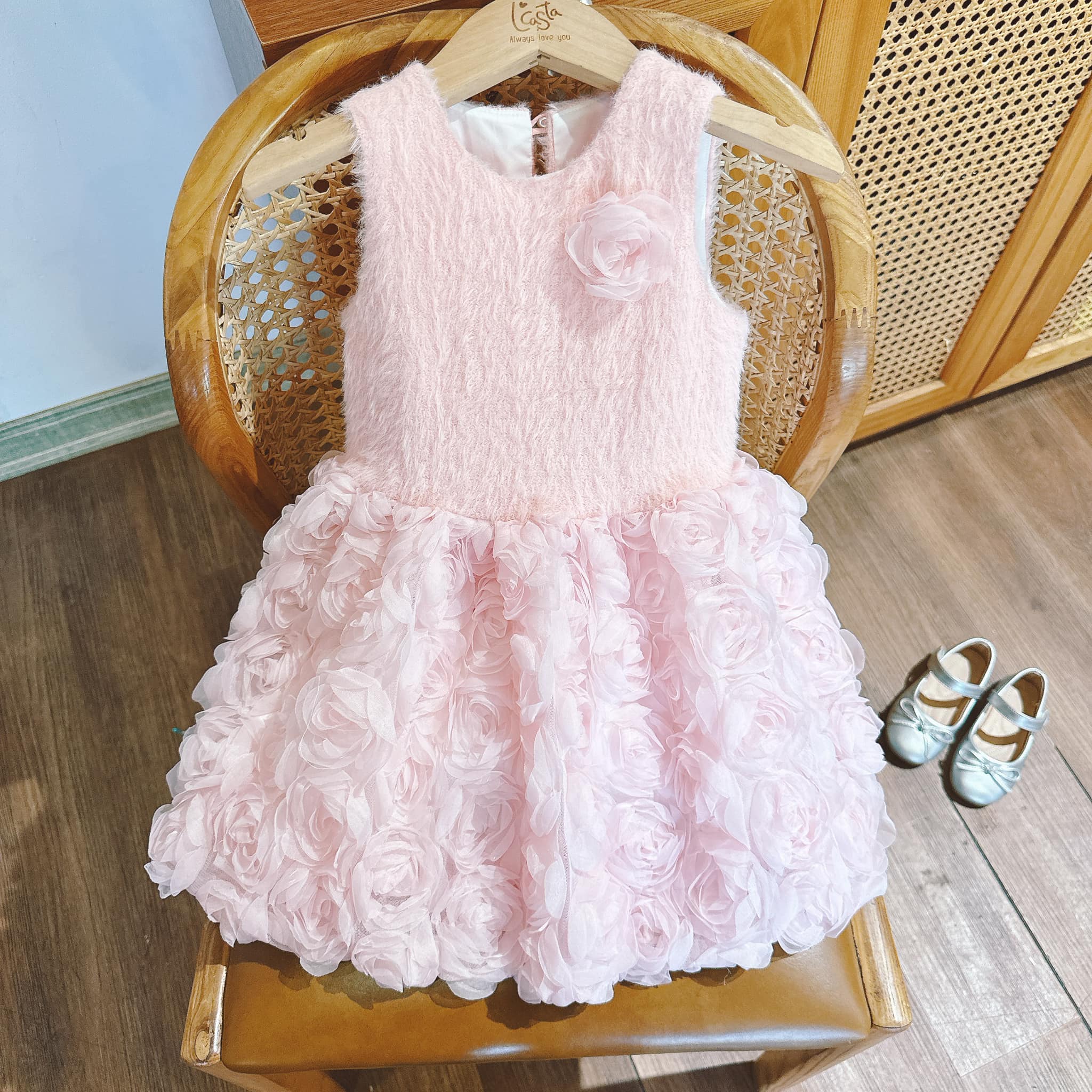 [🆕🇻🇳] L’Casta Viet Nam- Đồ trẻ em 🧑‍🧒❤️️👶⭐️  Lạnh rồi thì phải lên kệ mẫu ấm để phục vụ bé cưng của cô Cát thôi.
V114 ngoài màu hồng ngọt ngào, màu đỏ rực rỡ, thì sẽ về thêm cả gam màu trắng kem t , shares-1✔️ , likes-13❤️️ , date-2024-10-28 17:23:12🇻🇳🇻🇳🇻🇳📰🆕