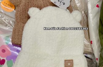 [🆕🇻🇳]  Kem Sữa Fashion – Baby & Kid Authentic – Chuyên thời trang trẻ em hàng hiệu xách tay 🧑‍🧒❤️️👶⭐️  Mũ trắng gấu back đủ size, quá xinh iu, lại còn đang sêu 2⃣5⃣% ạ
Sz 0-3 3-6 6-12 12-24m
Order 3 tuần
, shares-0✔️ , likes-1❤️️ , date-2024-10-29 18:09:32🇻🇳🇻🇳🇻🇳📰🆕