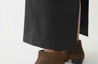 [???] Sai Gon Factory Outlet  ? Top1Fashion ?  Cassie là đôi boots cao đến mắt cá chân hiện đại với vẻ ngoài cổ điển. Kiểu dáng được chế tác từ da họa tiết màu nâu với hình dáng mũi nhọn sắc sảo, các ch , shares-0✔️ , likes-3❤️️ , date-2024-11-01 16:00:28????????