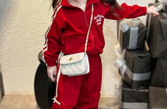 [???] Lê Ngọc Dung – Chuyên sỉ Qate  ?‍?❤️️?⭐️ Xinh khum ce ơii, set bộ khoác gió tone đỏ siu hot nhà e, thề e này diện thu đông xinh vãi ce uui, chất dày dặn siu ấm nha
Mã #H18 full sz 8-26kg
Em mời , shares-0✔️ , likes-19❤️️ , date-2024-11-07 16:19:14????????