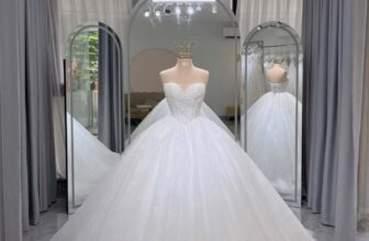 [🆕🇻🇳] MINZY Bridal – Váy Cưới Đẹp 🤵🏻 Top1Wedding 👰🏻  “𝐋𝐨𝐯𝐞 𝐫𝐞𝐜𝐨𝐠𝐧𝐢𝐬𝐞𝐬 𝐧𝐨 𝐛𝐚𝐫𝐫𝐢𝐞𝐫𝐬 , 𝐢𝐭 𝐣𝐮𝐦𝐩𝐬 𝐡𝐮𝐫𝐝𝐥𝐞𝐬, 𝐥𝐞𝐚𝐩𝐬 𝐟𝐞𝐧𝐜𝐞𝐬, 𝐩𝐞𝐧𝐞𝐭𝐫𝐚𝐭𝐞𝐬 𝐰𝐚𝐥𝐥𝐬 𝐭𝐨 𝐚𝐫𝐫𝐢𝐯𝐞 𝐚𝐭 𝐢𝐭𝐬 𝐝𝐞𝐬𝐭𝐢𝐧𝐚𝐭𝐢𝐨𝐧, 𝐟𝐮𝐥𝐥 𝐨𝐟 𝐡𝐨𝐩𝐞”𝐌𝐢𝐧𝐳𝐲 𝐁𝐫𝐢𝐝𝐚𝐥 – 𝐕𝐞̉ đ𝐞̣𝐩 𝐜𝐮̉𝐚 𝐧 , shares-1✔️ , likes-3❤️️ , date-2024-11-10 16:00:04🇻🇳🇻🇳🇻🇳📰🆕