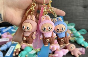 [🆕🇻🇳]  Bí Bo Shop – Cửa hàng quần áo sơ sinh & trẻ em 🧑‍🧒❤️️👶⭐️ Bí Bo Shop _ Móc khoá #Labubu xinh cho bé treo balo, bình nước, túi học thêm, làm chìa khoá xe.
Có 12 màu.
Chất liệu: nhựa PVC
Hàng sẵn ạ
, shares-0✔️ , likes-0❤️️ , date-2024-11-04 01:50:01🇻🇳🇻🇳🇻🇳📰🆕