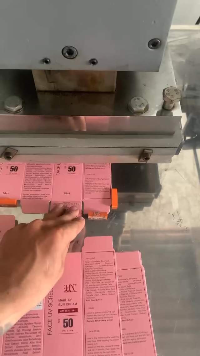 [???] In ấn Phúc Hưng – Nhận thiết kế, gia công và in ấn trên mọi chất liệu ? Top1Designs ✨  Khởi đâu có ngày mới cùng chiếc đơn hộp mĩ phẩm xinh xinhhh   Quay tận xưởng, tận nơi gia công đã đủ uy tín chưa ac ơi.   CHÚNG EM CHUYÊN IN ẤN TRÊN MỌI CH , shares-0✔️ , likes-1❤️️ , date-2024-10-31 17:21:47????????