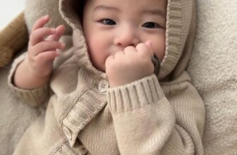 [???] Sulie House – Phụ kiện cho bé  ?‍?❤️️?⭐️  Body len gấu kèm mũ siêu dễ thương
Mix ẻm này với tất đùi hay quần tất là chỉ có chuẩn nà
Full size 66-90cm (5-13kg)– – – – – – – – – – – – – – – – – , shares-1✔️ , likes-7❤️️ , date-2024-10-31 18:56:48????????