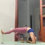 Có thể là hình ảnh về 1 người và đang tập yoga