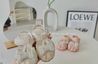 [???] Sulie House – Phụ kiện cho bé  ?‍?❤️️?⭐️ 𝑇𝑟𝑜̛̀𝑖 𝑠𝑖𝑛ℎ 𝑝ℎ𝑜𝑛𝑔 𝑐𝑎̉𝑛ℎ ℎ𝑢̛̃𝑢 𝑡𝑖̀𝑛ℎ
𝑆𝑎𝑛𝑑𝑎𝑙 ℎ𝑜̂̀𝑛𝑔 𝑛𝑜̛ 𝑥𝑖𝑛ℎ 𝑜̛𝑖 𝑙𝑎̀ 𝑥𝑖𝑛ℎThiết kế hở mũi thoáng khí để bé thoải mái khi mang
Sandal búp bê đi tiện lợi, ô , shares-1✔️ , likes-10❤️️ , date-2024-11-03 17:30:58????????