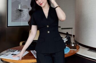 [🆕🇻🇳] The MAGNOLIA 👕 Top1Fashion 👗  ESTE TOPMột thiết kế tôn lên vòng eo nhỏ nhắn được thể hiện trên nền vải ghi xước mang lại cảm giác sang trọng cho mọi cô gái.  Khéo léo mix cùng quần ố , shares-1✔️ , likes-11❤️️ , date-2024-11-05 20:13:51🇻🇳🇻🇳🇻🇳📰🆕