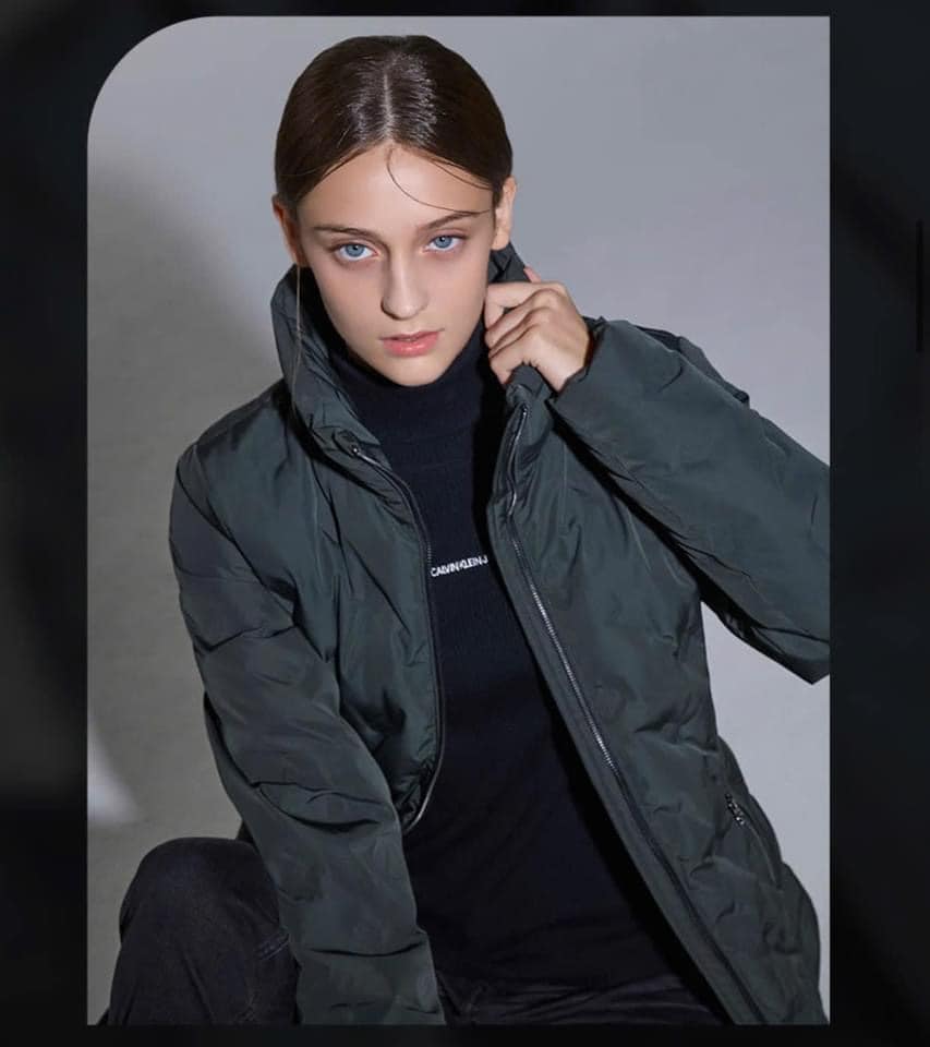 [???] Minh Hạnh VNXK – Chuyên cung cấp hàng hiệu xuất khẩu dư xịn  ? Top1Fashion ?  Jackets C.alvin K.lein Xuất Hàn.
Hàng dư về Shop không kèm Belt nhé ạ!
Màu Xanh Đậm.
Bên em đang có size: M L Xl.
Áo lông vũ mặc ấm, mặt vải ngoài chống th , shares-0✔️ , likes-3❤️️ , date-2024-11-10 14:11:08????????