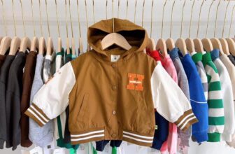 [🆕🇻🇳]  Shop mẹ Nam chuyên hàng thời trang trẻ em cao cấp 😎❤️️⭐️ Áo khoác gió mũ em còn size 130 form nhỏ từ 20-22kg
Áo nguyên giá 325k em sale #240k ạ
, shares-0✔️ , likes-2❤️️ , date-2024-11-04 01:26:12🇻🇳🇻🇳🇻🇳📰🆕