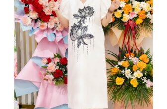 [???] CHANCOS-Đẳng Cấp Thượng Lưu – thương hiệu thời trang thiết kế cao cấp ? Top1Fashion ?  𝐂𝐇𝐀𝐍𝐂𝐎𝐒 𝐱 𝐌𝐒. 𝐓𝐇𝐀𝐍𝐇 𝐌𝐎𝐍𝐆Rạng rỡ và đầy cuốn hút, nữ doanh nhân Thanh Mong tỏa sáng trong thiết kế Fior di Luna của CHANCOS. Đang tận hưởng những tháng ng , shares-0✔️ , likes-14❤️️ , date-2024-11-07 18:27:26????????