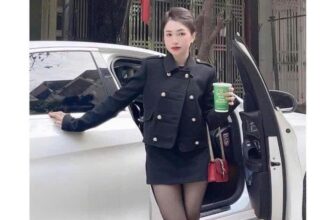 [???] HAMY Clothing  ? Top1Fashion ?  SET ÁO MIX CHÂN VÁY NẮP TÚI CÚC ĐỒNG Thiết kế sang chảnh, cúc đồng đính vai xịn xò, lên đồ đẳng cấp, phong cách miễn chê lu Hàng có sẵn kèm ảnh e Thảo tự c , shares-0✔️ , likes-0❤️️ , date-2024-11-07 03:04:33????????