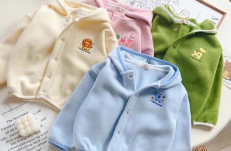 [🆕🇻🇳] Bob Kids -Clother for chilren 🧑‍🧒❤️️👶⭐️  Cardigan nỉ nhung cho bé siêu ấm áp.
– Chất vải nhập khẩu, mềm ấm kèm mũ cho bé mặc thu đông cực hợp. Độ dày vừa phải dễ dàng mix đồ cho bé.
Ship COD t , shares-1✔️ , likes-20❤️️ , date-2024-11-08 19:58:14🇻🇳🇻🇳🇻🇳📰🆕