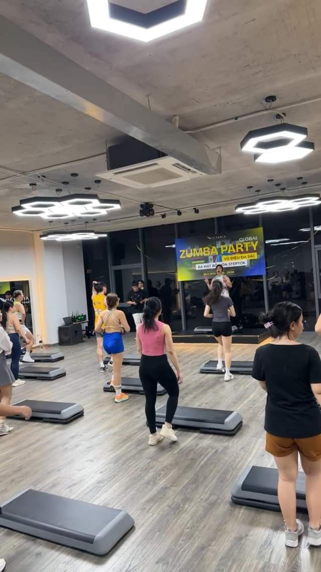 [???] Victoria Fitness & Yoga – Trung tâm tập gym, rèn luyện thể chất  ? Top1Yoga ??‍♀️  LIVESTREAM | GLOBAL ZUMBA PARTY – ĐẠI TIỆC SẮP BẮT ĐẦU!   Tối nay, hãy hoà mình vào không khí cực bùng nổ của Global Zumba Party – Vũ Điệu Đa Sắc!  Với sự , shares-0✔️ , likes-20❤️️ , date-2024-11-07 01:47:48????????