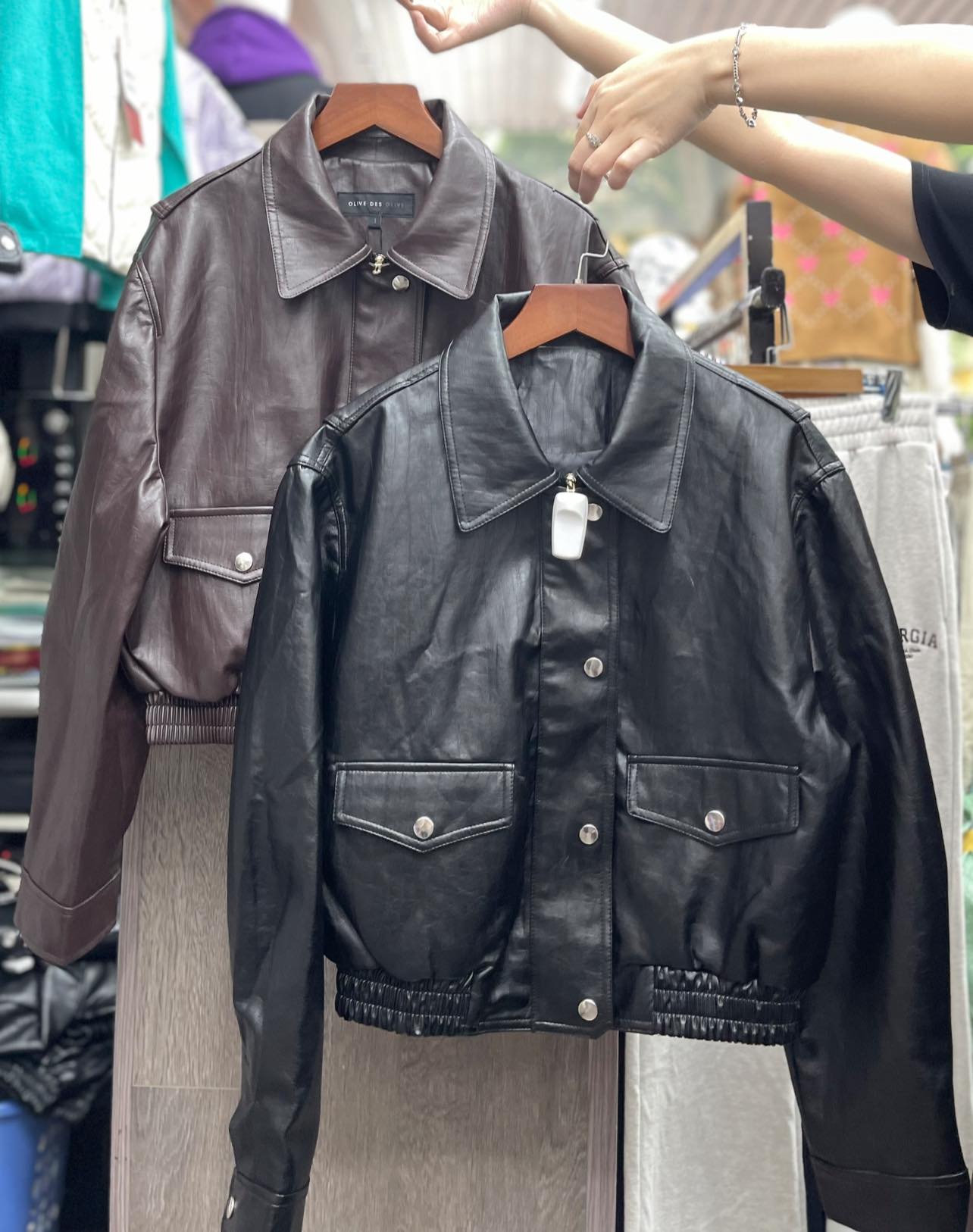 [???] NHAT HUY – Hàng hiệu xuất xịn ? Top1Fashion ?  Áo da nữ __Xuất hàn đẹp xuất sắc ah
– Chất liệu da PU mềm, nhẹ tênh dòng 2 lớp dầy dặn
NÂU: 1(55)
ĐEN: 1(55) và 2(66)
E về dư vài chiếc thôi ạ  , shares-0✔️ , likes-6❤️️ , date-2024-11-09 14:09:40????????