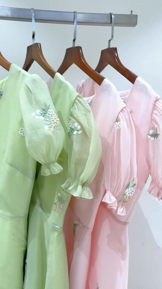 [🆕🇻🇳] Ceci Cela – Born to give you a dose of Feminine 👕 Top1Fashion 👗  Nhẹ nhàng với chiếc đầm hoa nhí cực nữ tính từ nhà CeciCela nhé  
 
  us our Website: www.cecicela.vn
 Shopee: 
 Lazada: 
 Hệ thống cửa hàng
 Tp.HCM
 Add 1 , shares-1✔️ , likes-28❤️️ , date-2024-11-07 03:32:59🇻🇳🇻🇳🇻🇳📰🆕