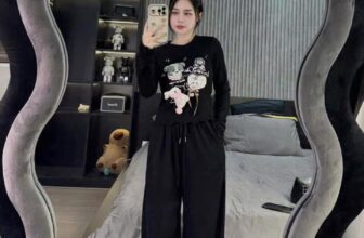 [???] HAMY Clothing  ? Top1Fashion ?   HOT quá nè ce ơi. Mẫu mới nóng hổi luôn ạ. Nhìn mê thật sự luôn á, lên dáng trông xinh xỉu lun nha.   SÉT BỘ THỎ BÔNG SIU XINH (KÈM GẤU) Chất len lông thỏ , shares-0✔️ , likes-0❤️️ , date-2024-11-08 20:03:25????????