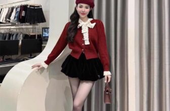 [???] HAMY Clothing  ? Top1Fashion ?   Set này mặc lên thì đẹp xuất sắc lunn mấy bà uii. Set váy len thỏ phối cổ nơ ren cúc tim quần nhung bí tiểu thư tôn dáng . Chất đẹp 2 màu diện màu nào cũn , shares-0✔️ , likes-0❤️️ , date-2024-11-09 16:41:25????????