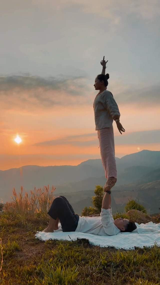 [???] Châu Hiền (Thiên Quang) – ACRO YOGA TEACHER ? Top1Yoga ??‍♀️ Mặt trời kia dù ở đâu
 Dù ngày trôi nhanh hay rất lâu
 Dù là mình xa cách nhau
 Ánh sáng ấy vẫn là như thế #acroyoga
 , shares-0✔️ , likes-0❤️️ , date-????????