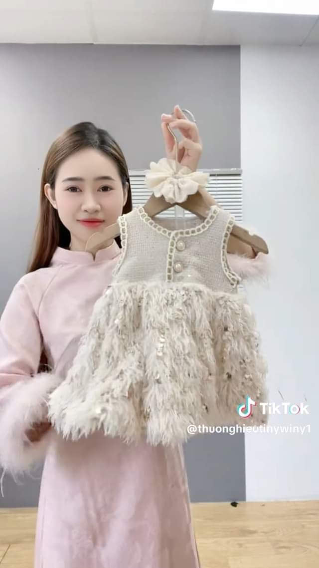 [???]  TinyDesign- Chuyên hàng thiết kế mẹ và bé ?‍?❤️️?⭐️ G112 Váy dạ lông đính kim tuyến cho công chúa nhà mình nè các Mom ơiiii!!! #tinywiny #tinydesign #leeau #thoitrangtreem #vaythietke
 , shares-0✔️ , likes-0❤️️ , date-2024-11-11 05:29:48????????