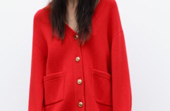 [???] V.I.C – XUẤT KHẨU – Hàng xuất khẩu có sẵn ? Top1Fashion ?  OVERSIZE CARDIGAN Tông đỏ cho những ngày cuối năm. Áo khoác len dáng rộng, chất liệu len dày dặn, đanh mặt nhưng cực kì mềm mại. Dáng áo dài vừa phải, rất  , shares-1✔️ , likes-49❤️️ , date-2024-11-11 15:40:04????????
