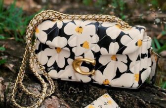 [🆕🇻🇳] Wellcome to CHIC HOUSE by CHIC VNXK 👕 Top1Fashion 👗   T¥BBY¥ Shoulder Bag 20  Floral Print
Chiếc túi tabby với hoạ tiết hoa daisy điệu đà nhưng không kém phần sang trọng . Thiết kế trần chỉ mới nhất của hãng , shares-0✔️ , likes-0❤️️ , date-2024-11-11 18:39:40🇻🇳🇻🇳🇻🇳📰🆕