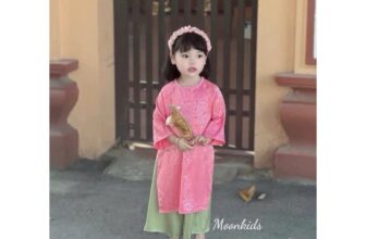 [???]  HTB STORE Chuyên Thời Trang Trẻ Em  ?‍?❤️️?⭐️ Set bộ áo dài cách tân  Set áo dài cách tân hoa nổi quần lụa xanh kèm bờm cho bé mặc tết #200k
S1: 10-11kg
S2: 12-13kg
S3: 14-15kg
S4: 16-17kg
S5: 18- , shares-0✔️ , likes-1❤️️ , date-2024-11-12 01:31:10????????