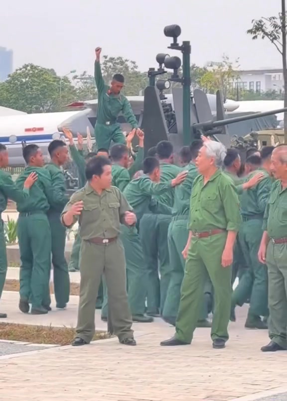 “MÃI MÃI LÒNG CHÚNG TA, VẪN HÁT KHÚC QUÂN HÀNH CA” Lời bài hát sao lại tự hào đến thế Việt Nam ơi Thế hệ trẻ chúng con mãi mãi ghi nhớ, đời đời nhớ ơn nh