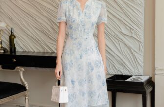 [???] Thời trang Đan Châu  ? Top1Fashion ?  Một chiếc đầm mang phong cách tiểu thư đầy cuốn hút với thiết kế cổ V thanh thoát, cùng hàng cúc dọc thân áo tôn lên vẻ yêu kiều, nữ tính. Diện đầm này, Nà , shares-0✔️ , likes-17❤️️ , date-2024-11-10 16:57:30????????