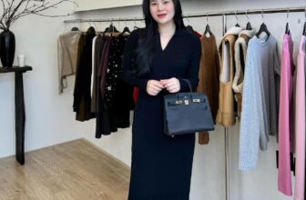 [???] NAHY Dressing Room  ? Top1Fashion ?  Váy len Hàn dáng maxi cổ bẻ đơn giản mà mặc là auto xinh gái nha, hàng QCCC chất siêu đẹp dáng dài ạ
Xem video sp tại Tiktok: nahydressingroomFB chủ  , shares-0✔️ , likes-5❤️️ , date-2024-11-11 23:31:02????????