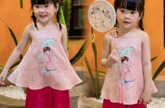 [???]  HTB STORE Chuyên Thời Trang Trẻ Em  ?‍?❤️️?⭐️  Lên một set đồ bé diện xinh – sang hết nấc luôn ạ
#150K
Thiết kế áo vải gấm hoa lụa 2 dây dáng xoè in hình cô gái kết hợp quần hoa gấm lụa satin dáng rộ , shares-0✔️ , likes-0❤️️ , date-2024-11-12 14:54:28????????