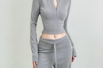 [???] Sarah Shop  ? Top1Fashion ?  Trời lạnh rồi đấy, chị em mình đã sắm đồ đẹp mùa này chưa ạ
Set này chị nào không muốn hở eo thì kéo quần lên ạ, quần này lưng siêu cao nhé
#xuongmaysara , shares-0✔️ , likes-2❤️️ , date-2024-11-11 01:55:39????????