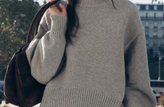 [???] V.I.C – XUẤT KHẨU – Hàng xuất khẩu có sẵn ? Top1Fashion ?  PLEATED SLEEVE KNIT SWEATER Gửi tới các chị đẹp mẫu áo len xám trendy năm nay. Thiết kế tay dơi, cổ tròn kết hợp dáng oversize. Nàng có thể linh hoạt  mix  , shares-1✔️ , likes-40❤️️ , date-2024-11-10 16:45:05????????