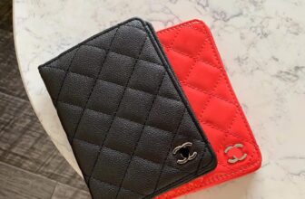 [???] Loan Vo – Chuyên các mặt hàng xuất khẩu quần áo, giày dép, túi xách  ? Top1Fashion ?  CHA.NEL PASSPORT HOLDER!!
Một chiếc ví nhỏ gọn, tiện lợi, đặc biệt hữu dụng với những chị e siêng đi du lịch đó đây.
Size: 14*10cm
Giá 245k
, shares-0✔️ , likes-2❤️️ , date-2024-11-11 18:56:54????????